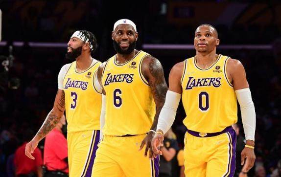 开云官网-巨头合体磨合阵痛不可少 老詹：能解决问题是关键