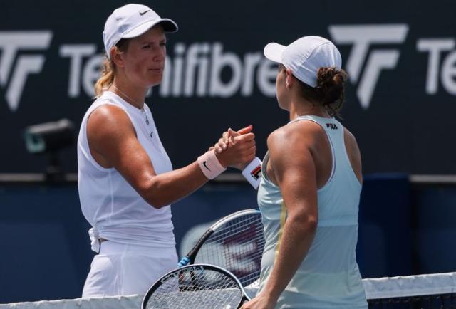 开云官网-巴蒂“过山车大战”淘汰阿扎伦卡 重返迈阿密赛八强