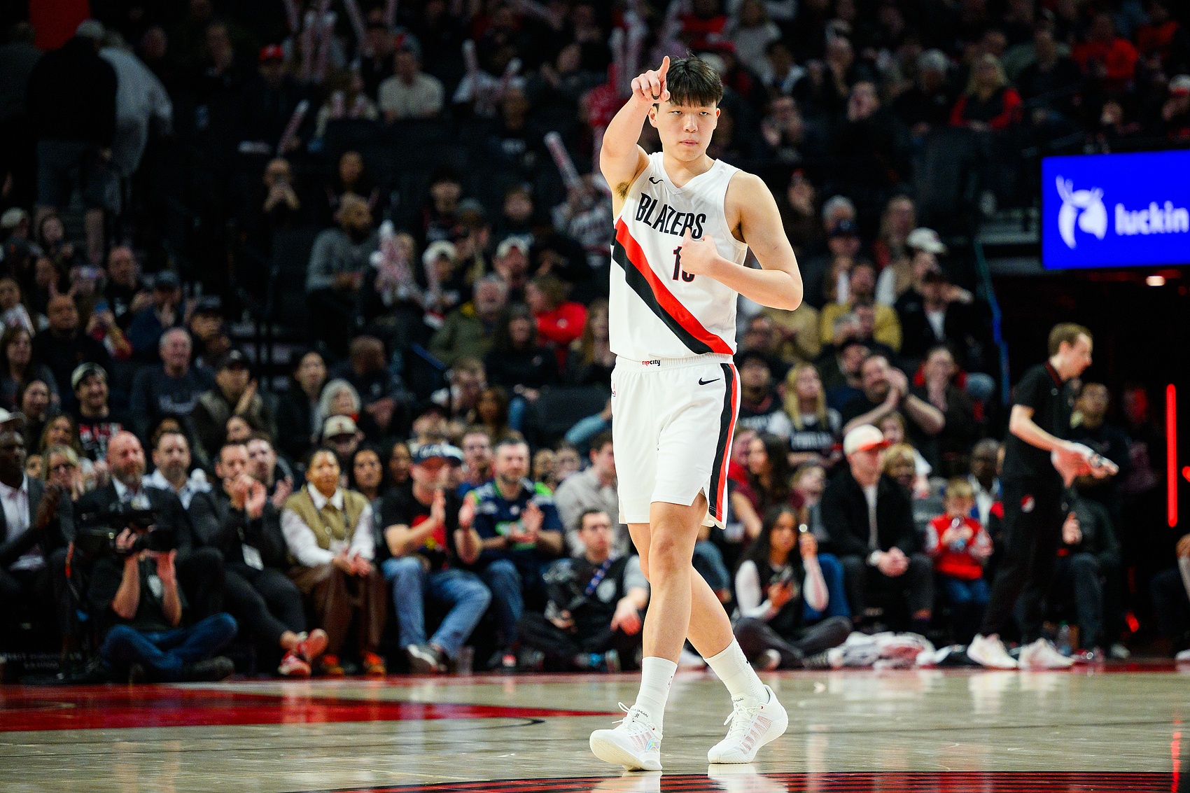 开云入口-杨瀚森谈第一年打NBA感受:快 转换快&节奏快&要不停地折返跑